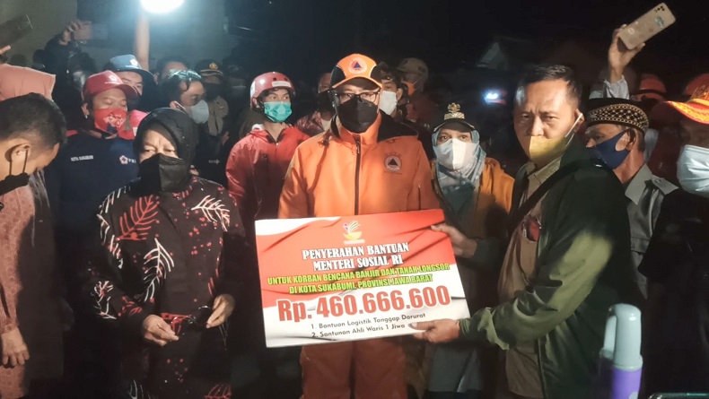 Mensos Risma Kunjungi Lokasi Banjir di Kota Sukabumi, Serahkan Bantuan Rp460,6 Juta
