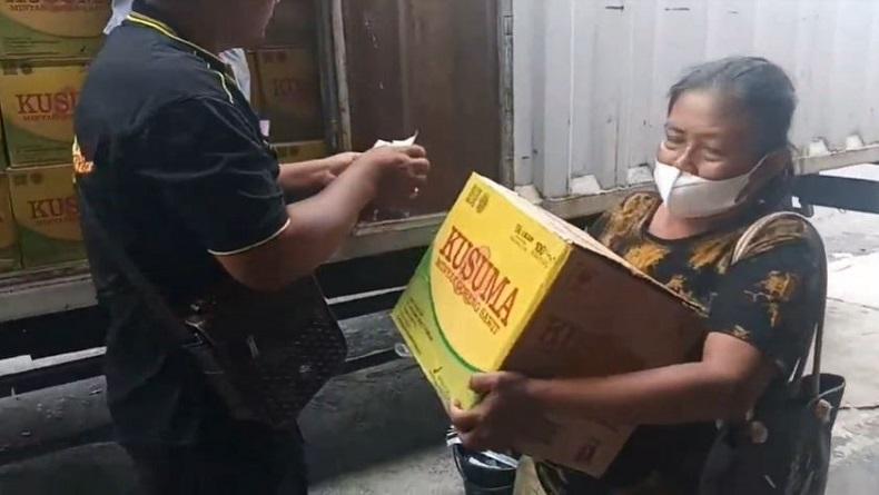 Ratusan Warga Rela Antre saat OP Minyak Goreng di Solo