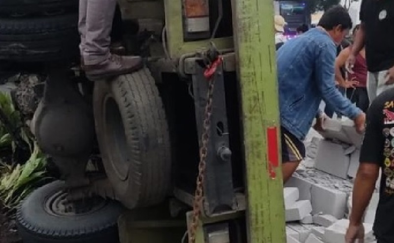 Truk Terguling usai Tabrak Separator di Cawang, Muatan Hebel Berceceran di Jalan