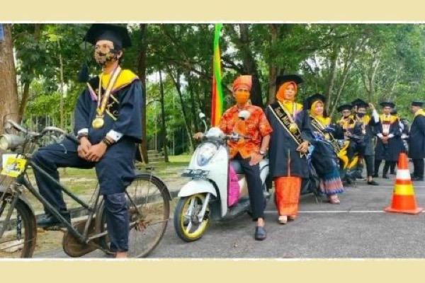 Unik! Wisuda Drive Thru di Kampus Ini Boleh Pakai Sepeda hingga Bentor