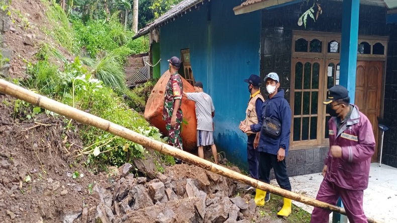 Tertimpa Longsoran Talud, Rumah Warga di Semarang Rusak