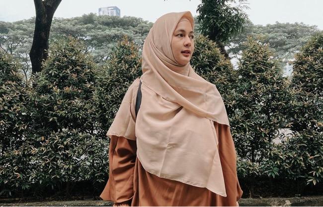 Paula Verhoeven Kenakan Hijab Syar’i, Netizen: Kayak Gadis Turki