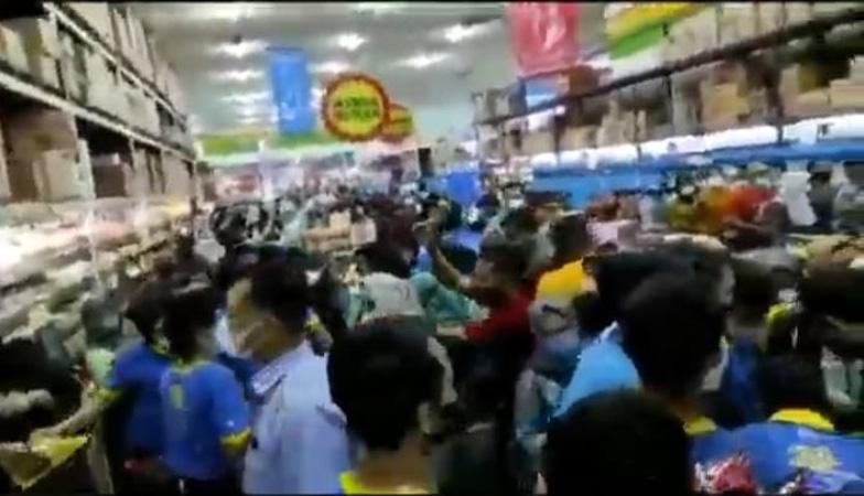 Ratusan Emak-emak Berebut Minyak Goreng di Supermarket, Bupati Banyumas Turun Tangan
