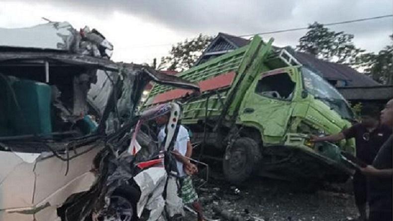 Kecelakaan Maut Ambulans Antar Jenazah Ringsek Tabrak Truk di Luwu Timur, 1 Tewas