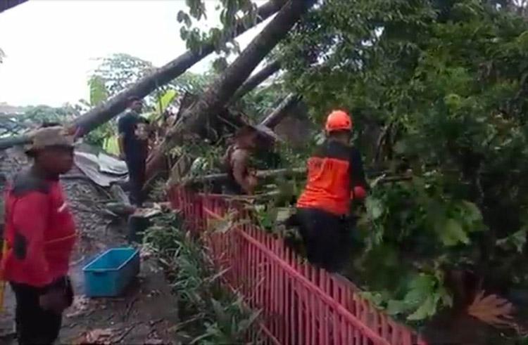 Hujan Es Disertai Angin Kencang Terjang Klaten, Puluhan Rumah Rusak