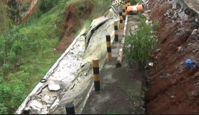 Tebing Setinggi 200 Meter Longsor, Jalur Kabupaten Semarang-Demak Putus