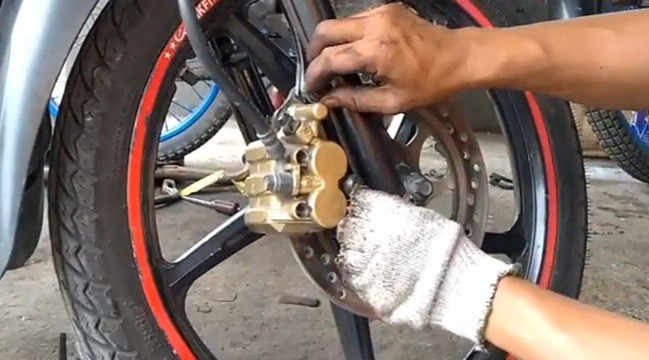 Cara Pasang Cakram Rem Depan Motor, Ikuti 7 Langkah Mudah Ini