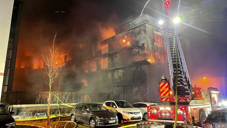 Apartemen Terbakar, 3 Orang Luka dan 100 Lainnya Dievakuasi