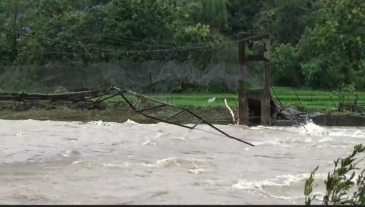 Curah Hujan Tinggi, Luapan Air Sungai Terjang Jembatan Gantung di Maros hingga Putus