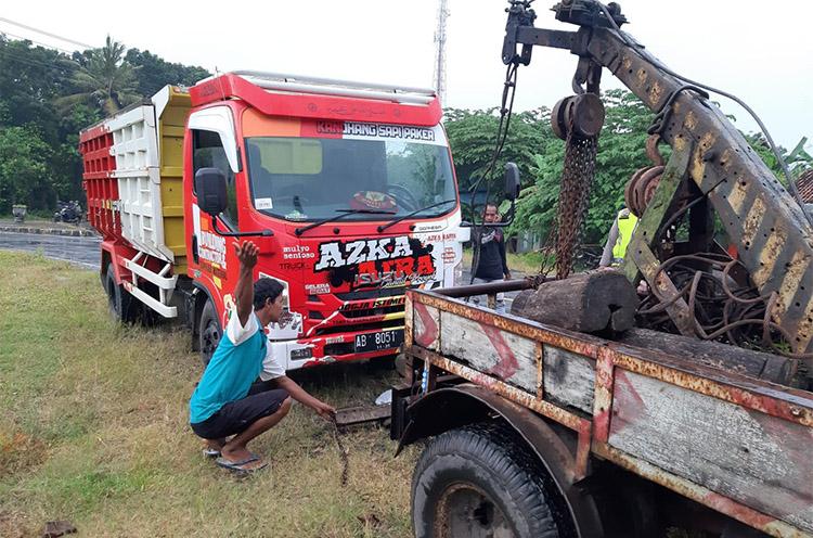 Motor Seruduk Dump Truk di Bantul, Pengendara Tewas dan Pembonceng Luka Parah