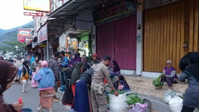 Jualan di Atas Trotoar, PKL di Padang Panjang Disapu Satpol PP