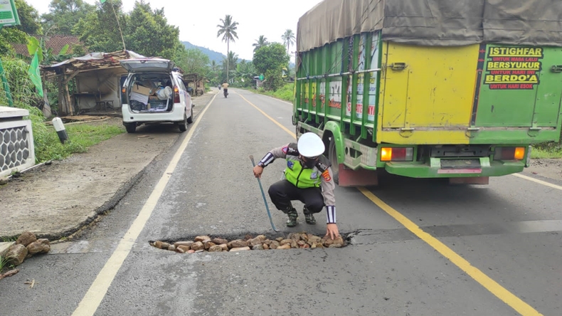 Mantap! Polantas di Tanggamus Tambal Jalan Berlubang