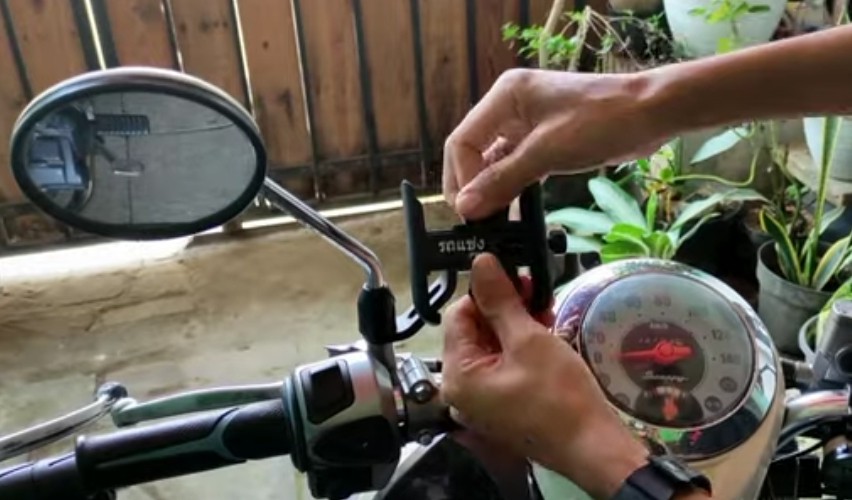 Cara Pasang Holder HP di Sepeda Motor, Jangan Sampai Ganggu Fokus Berkendara