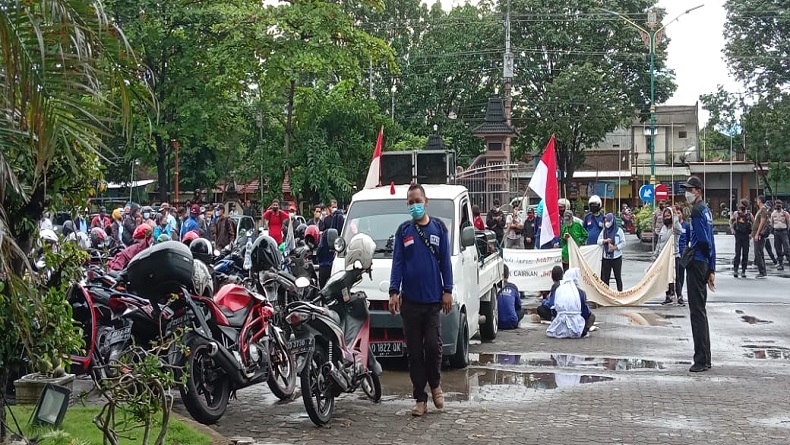 Tolak Permenaker tentang JHT, Puluhan Buruh di Sukoharjo Geruduk Kantor Bupati 