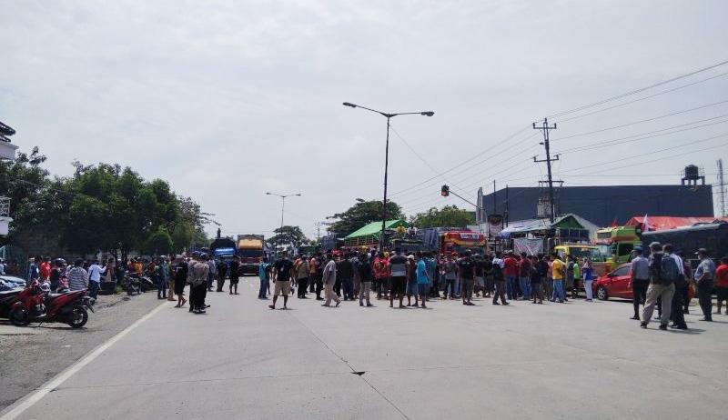 Ratusan Sopir Truk Blokir Jalan Lingkar Selatan Kudus, Jalur Pantura Macet
