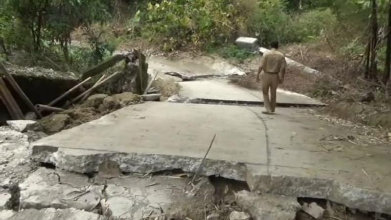 Longsor Terjang Desa Ngebung Sragen, Jalan Utama Penghubung 3 Kecamatan Amblas