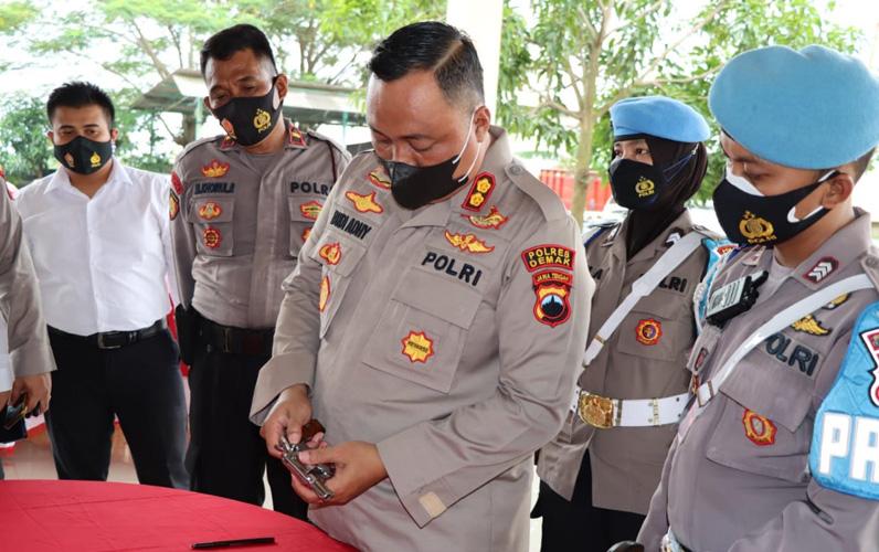 Kapolres Demak Periksa Senpi Dinas Anggotanya, Ada Apa?