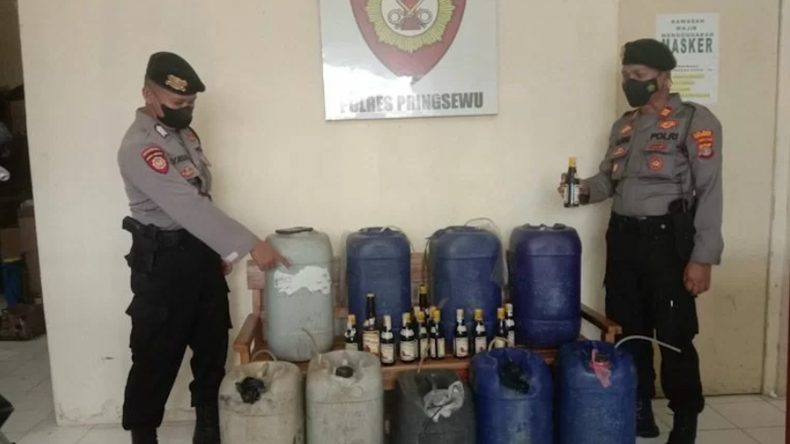 Gelar Razia Pekat, Polres Pringsewu Bawa Pulang Ratusan Liter Miras