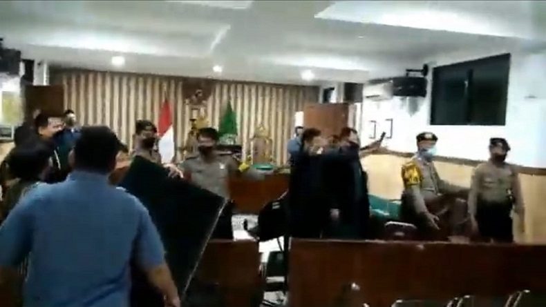 Tak Puas dengan Vonis Hakim, Keluarga Korban Pembunuhan Ngamuk di PN Purwakarta
