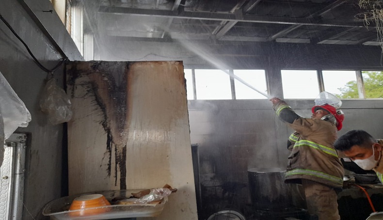 Diduga Korsleting Listrik, Rumah Makan Padang Terkenal di Sukabumi Terbakar Hebat 