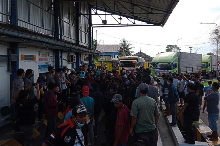 Tolak ODOL, Ratusan Sopir Truk Gelar Aksi di Jembatan Kulwaru Kulonprogo