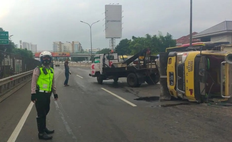 Kecelakaan Kembali Terjadi di Tol Jakarta, Kali Ini Truk Engkel Terguling di Grogol Petamburan