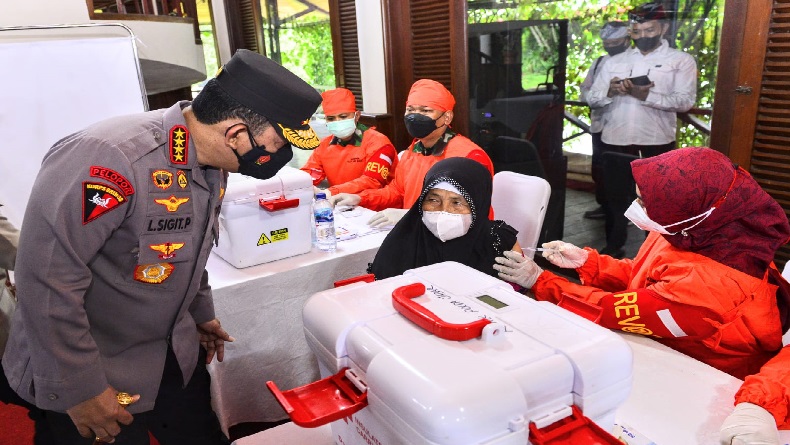 Tinjau Vaksinasi di Cianjur: Kapolri: Maksimalkan Booster untuk Lansia