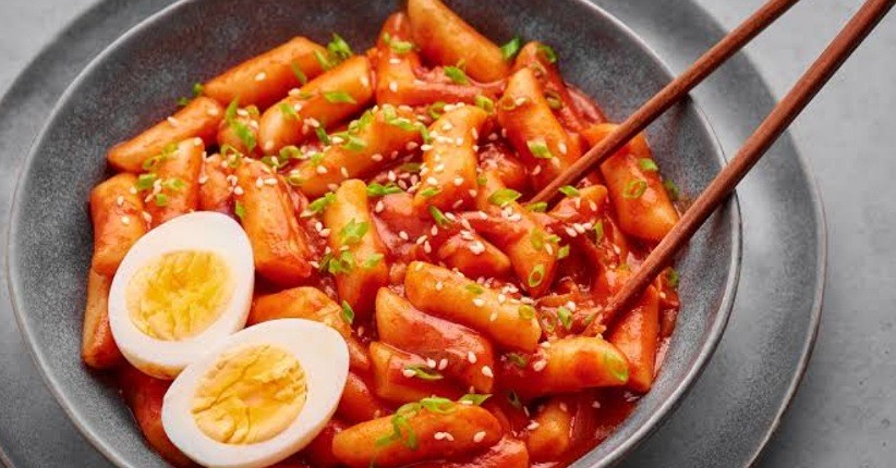 5 Cara Membuat Topokki Enak dan Kenyal, Pedas Manis Menggugah Selera