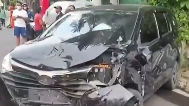 Tiga Mobil Kecelakaan Beruntun di Senen Jakarta Pusat