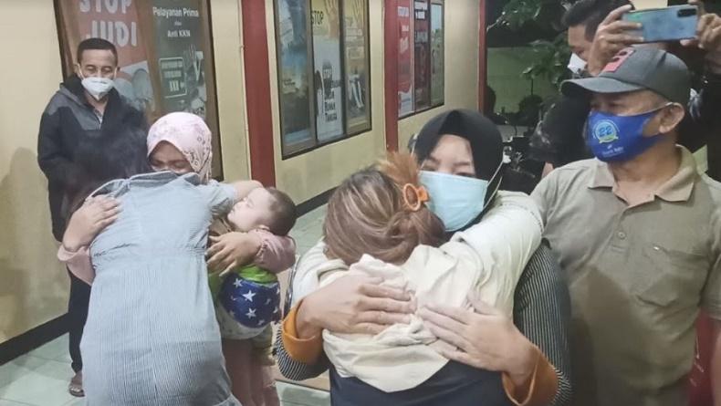 Peluk dan Tangis Haru Sambut Kedatangan 4 Gadis Korban Perdagangan Orang di Papua