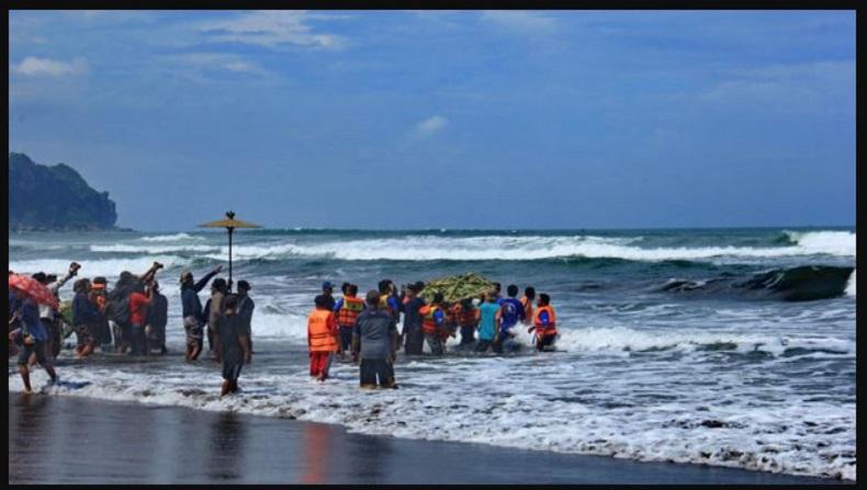Tradisi yang Dilakukan di Pantai-Pantai Dunia, Ada yang Berbau Mistis