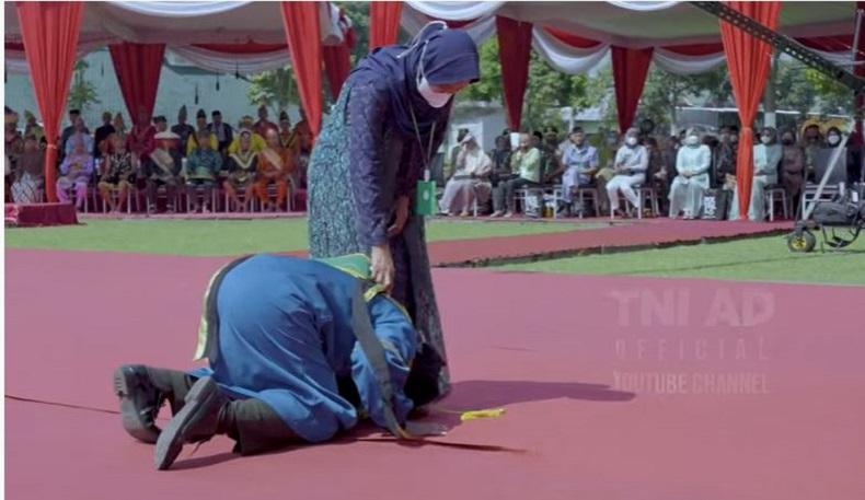 Sertu Lugas, Pedagang Gorengan Sujud Cium Kaki Ibu Usai Dinyatakan Lulus Jadi Prajurit TNI