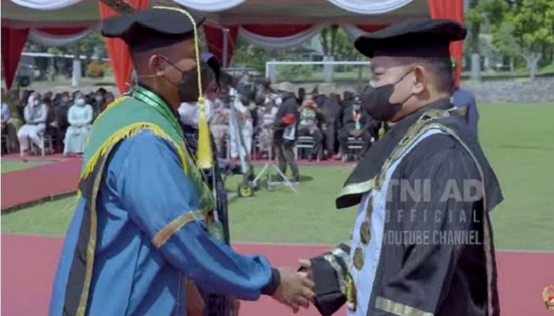 Pedagang Gorengan Dinyatakan Lulus Jadi Prajurit TNI, Ujungnya Bikin Haru