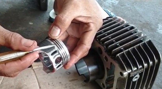 Jangan Sampai Terbalik, Begini Cara Pasang Ring Piston di Motor