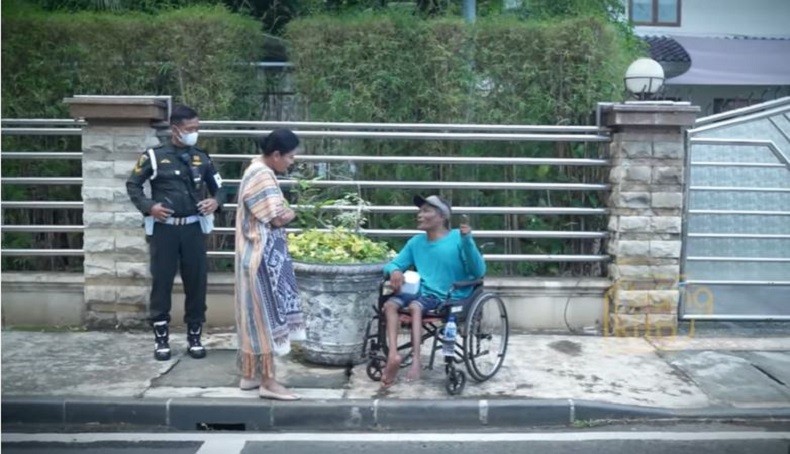 Pengamen Penyandang Disabilitas Terharu Dihampiri Perempuan Ini di Pinggir Jalan, Ternyata Istri Panglima TNI