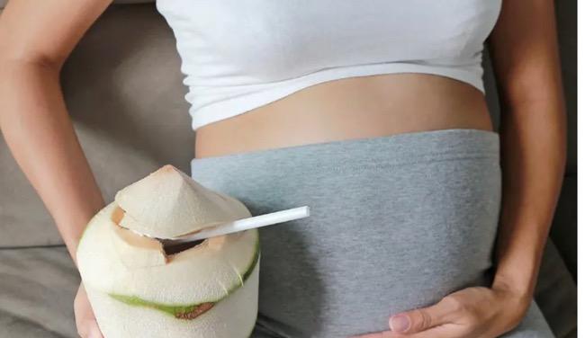5 Manfaat Air Kelapa Bagi Ibu Hamil, Termasuk Mengatasi Morning Sickness
