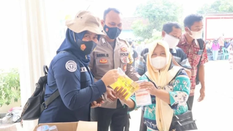 Usai Divaksin, Warga Lampung Selatan Semringah Dapat Minyak Goreng Gratis