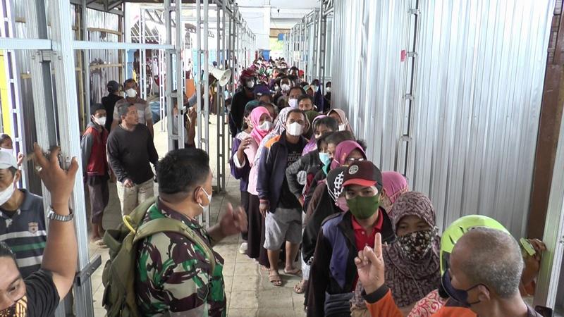 Ratusan Warga Kendal Berdesakan Serbu OP Minyak Goreng, Petugas Kewalahan 