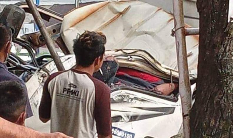 Truk Boks Tabrak Pohon di Jalan Raya Semarang-Solo, Sopir dan Penumpang Tewas