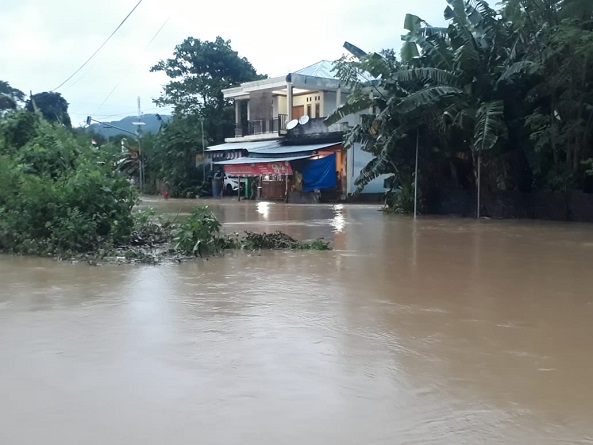 Banjir Manggarai, 5 Ekor Sapi Hanyut dan Jalur Ruteng-Reo Tertutup Material