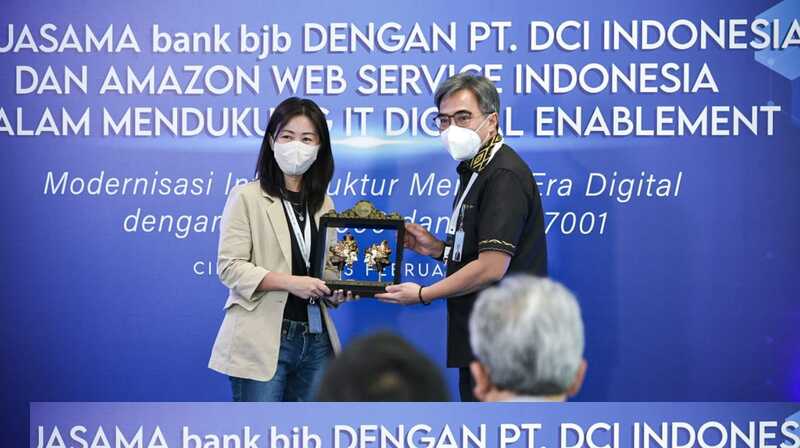Perkuat SDM Menuju Bank Hybrid, bank bjb Gandeng 2 Perusahaan IT Dunia