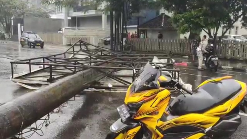 Diterpa Angin Kencang, Billboard  di Wastukancana Bandung Roboh Timpa 2 Pemotor