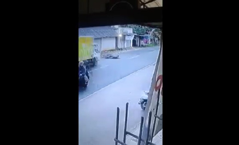 Terekam CCTV, Detik-detik Pemotor di Pamekasan Terlindas Truk hingga Tewas 