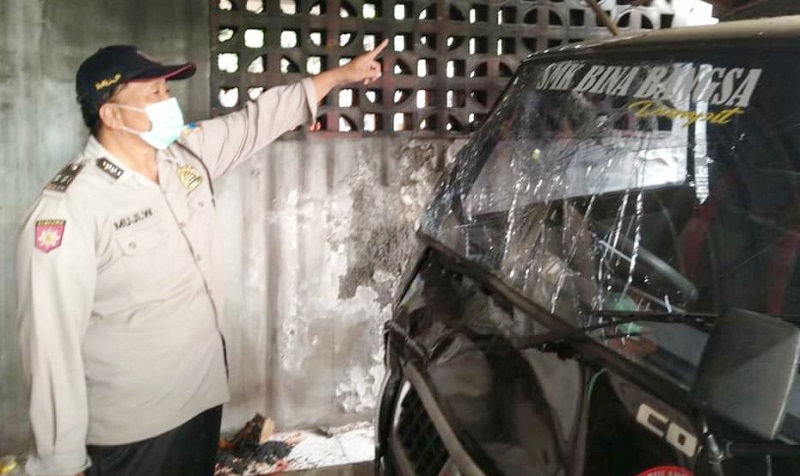 Mobil Pikap Tabrak Rumah Warga di Malang gegara Nenek Misterius, 1 Orang Tewas  