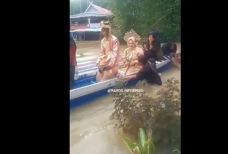 Viral Video Pengantin di Maros Lewati Kepungan Banjir dengan Perahu