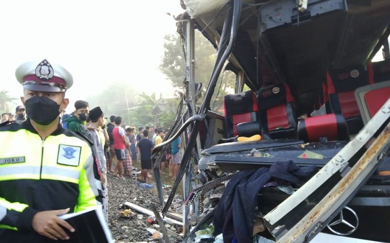 Bus Pariwisata Tertabrak KA di Tulungagung, Polisi: Lokasi Perlintasan Tanpa Palang Pintu