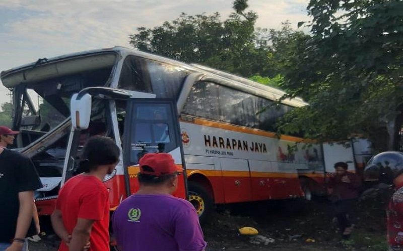 Bus Pariwisata Tertabrak KA di Tulungagung Angkut Karyawan Hendak Liburan ke Jatim Park
