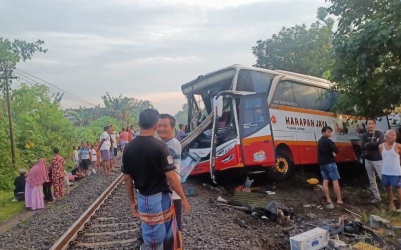 Bus Pariwisata Tertabrak Kereta Api di Tulungagung Angkut Karyawan Pabrik Plastik