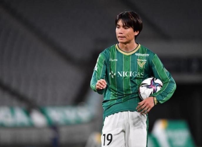 Siap Sambut Pratama Arhan, Pemain Senior Tokyo Verdy Ini Beli Kamus Bahasa Indonesia