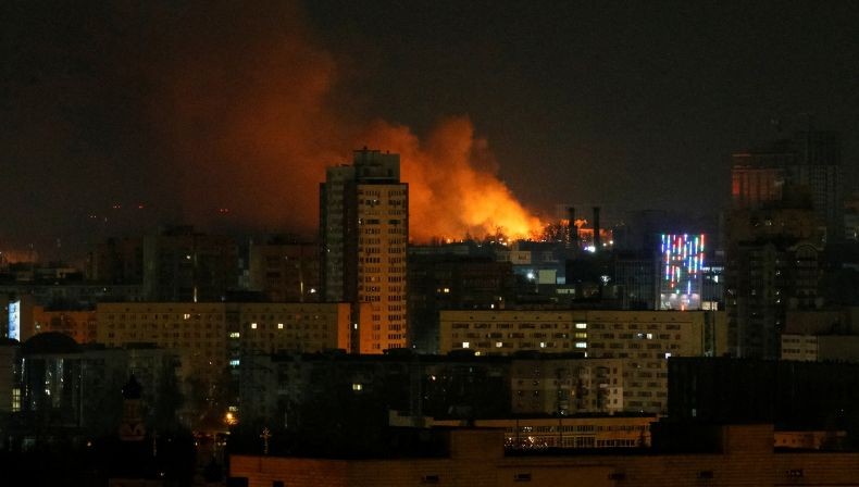 Rudal Rusia Hantam Fasilitas Minyak dan Gas Ukraina, Picu Kebakaran Hebat